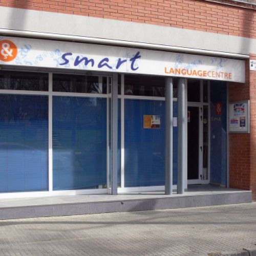 Imatge de la façana amb rètol amb logotip