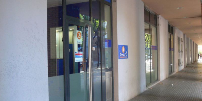Façana d'acadèmia amb cartell i logotip de Smart children