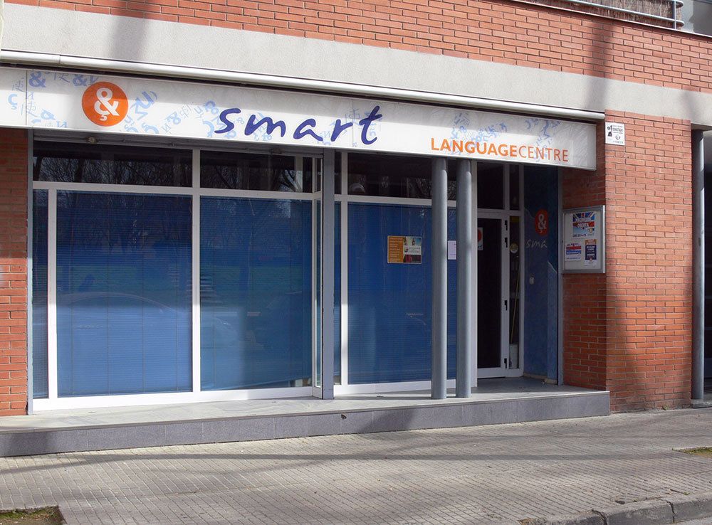 Imatge de la façana amb rètol amb logotip