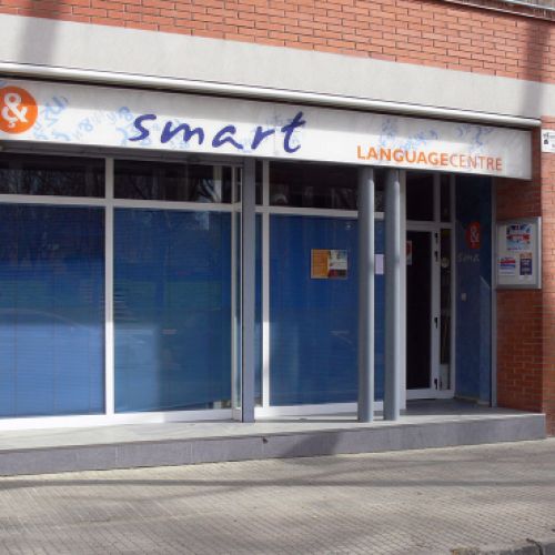 Imatge de la façana amb rètol amb logotip