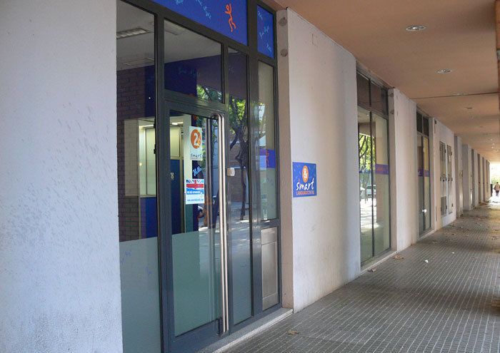 Façana d'acadèmia amb cartell i logotip de Smart children