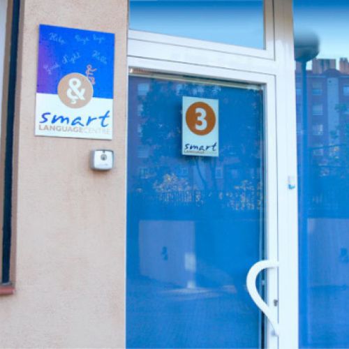 Imatge de porta d'exterior amb logotip a la paret