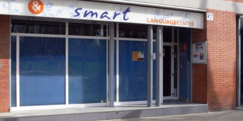 Imatge de la façana amb rètol amb logotip