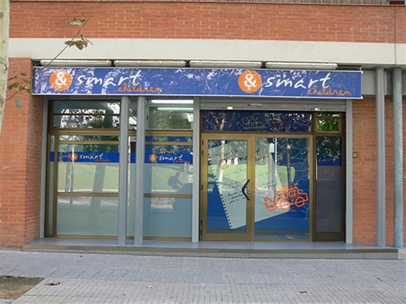 Façana amb rètol de Smart children a la part superior