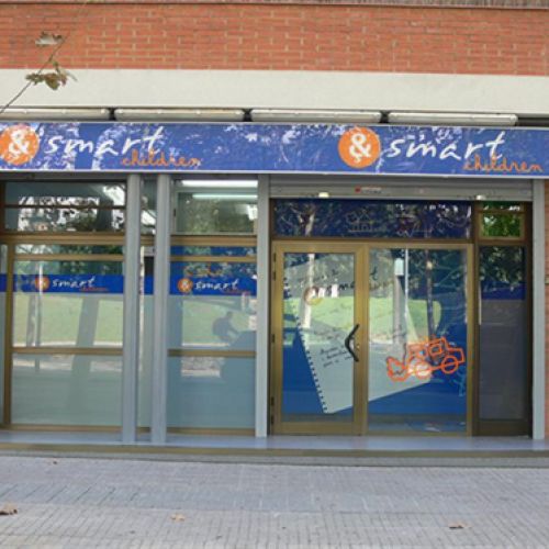 Façana amb rètol de Smart children a la part superior