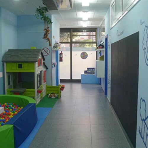 Imatge d´interior d´acadèmia de Smart children caseta, joguines i piscina de boles