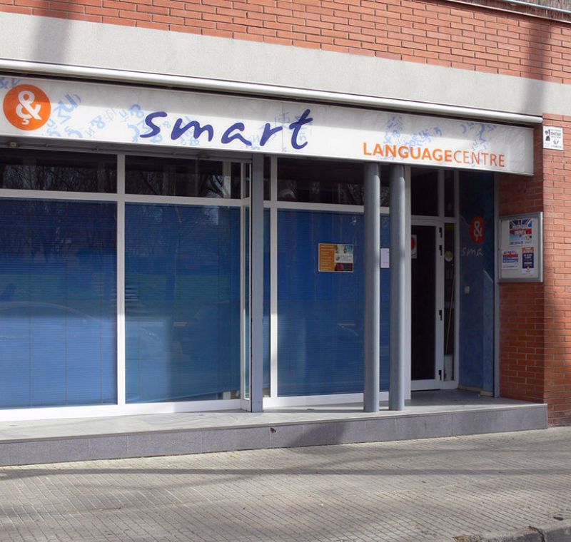 Imatge de la façana amb rètol amb logotip