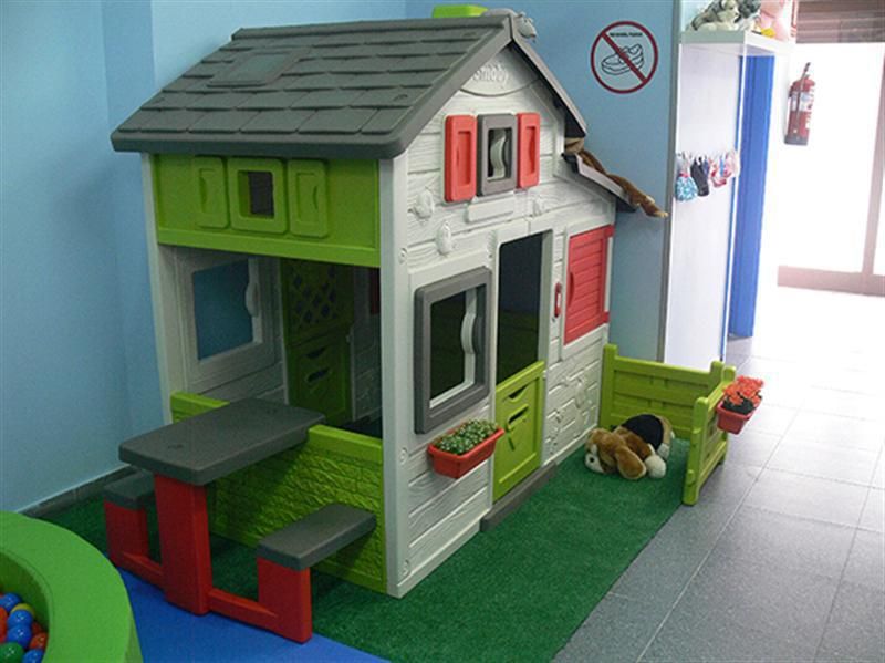 Imagen de casita infantil de juegos en el interior de la academia
