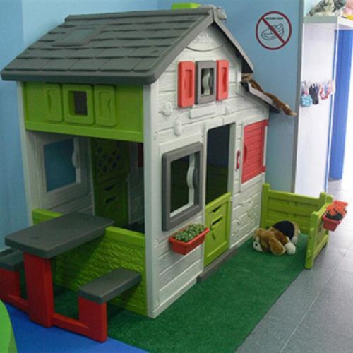 Imatge de caseta infantil de jocs a l'interior de l'acadèmia