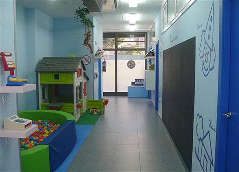 Imatge d´interior d´acadèmia de Smart children caseta, joguines i piscina de boles