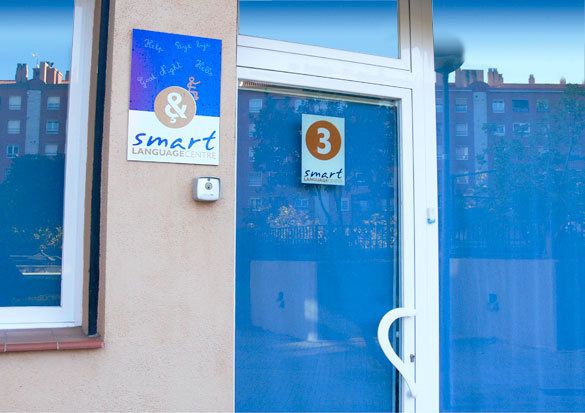 Imatge de porta d'exterior amb logotip a la paret