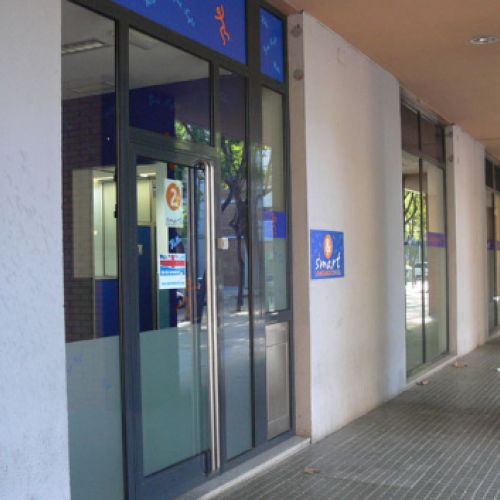 Façana d'acadèmia amb cartell i logotip de Smart children